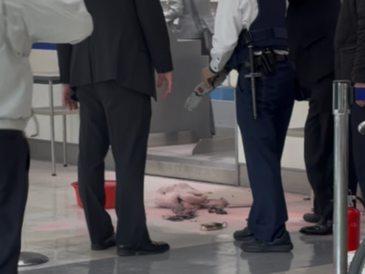 日本機場櫃檯前「行動電源起火」！旅客包包突冒煙　焦黑照曝