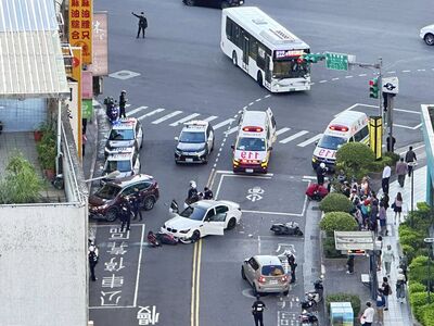 快訊／北市信義區警匪追逐！毒販逃逸撞5車遭逮　2人受傷送醫