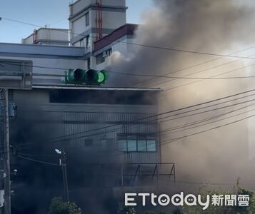 中壢4樓住宅大火！黑煙狂竄「4女被困陽台」　消防急架梯搶救