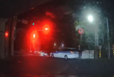 台南女騎士遭擦撞「滑行倒地又被輾」！人卡車底...驚悚畫面曝光