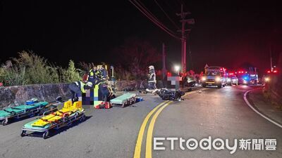 快訊／新北深夜車禍　「轎車擦撞2機車」3人送醫　