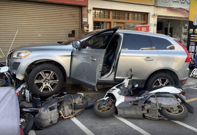 鹿港驚悚連環撞！瑞典坦克橫掃5機車衝騎樓　駕駛突頭暈釀禍