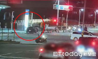 高雄捷運站前驚悚車禍！兩車對撞噴飛畫面曝　5人送醫