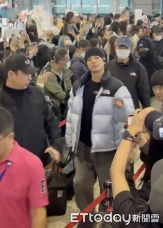 ▲▼直擊／朴寶劍一早電力超飽！超帥素顏現身機場　露臉給拍親切揮手  。（圖／記者吳睿慈攝）