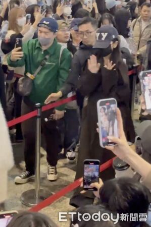 ▲▼直擊／朴寶劍一早電力超飽！超帥素顏現身機場　露臉給拍親切揮手  。（圖／記者吳睿慈攝）