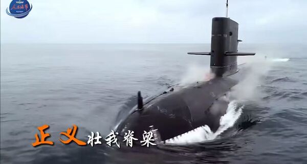 ▲▼ 人民海軍官方發佈MV《箭在弦上》，多艘解放軍潛艇以整齊編隊罕出現。解放軍航母群、艦艇群、疑似鷹擊21導彈轟炸畫面            。（圖／翻攝 人民海軍）