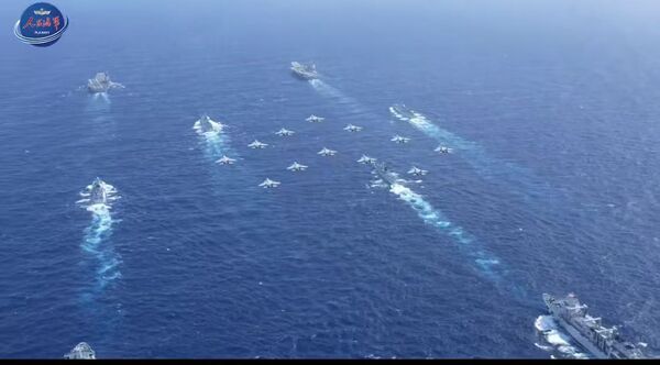 ▲▼ 人民海軍官方發佈MV《箭在弦上》，多艘解放軍潛艇以整齊編隊罕出現。解放軍航母群、艦艇群、疑似鷹擊21導彈轟炸畫面            。（圖／翻攝 人民海軍）
