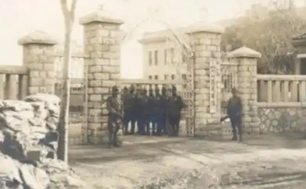 ▲▼ 來自徐州的高一學生于聍鹏、15歲高中生捐贈南京大屠殺日軍罪證            。（圖／翻攝 新華社）