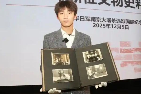 ▲▼ 來自徐州的高一學生于聍鹏、15歲高中生捐贈南京大屠殺日軍罪證            。（圖／翻攝 新華社）