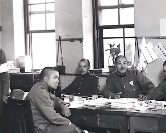 ▲▼ 來自徐州的高一學生于聍鹏、15歲高中生捐贈南京大屠殺日軍罪證            。（圖／翻攝 新華社）