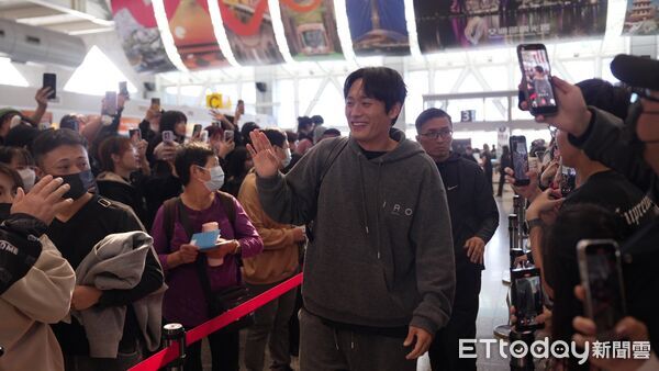 ▲▼「哈洗大叔」崔代勳宛如走紅毯，一路擊掌。（圖／記者吳睿慈攝）