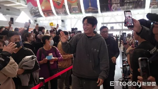 ▲▼「哈洗大叔」崔代勳宛如走紅毯，一路擊掌。（圖／記者吳睿慈攝）