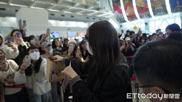 ▲▼潤娥收禮物。（圖／記者吳睿慈攝）