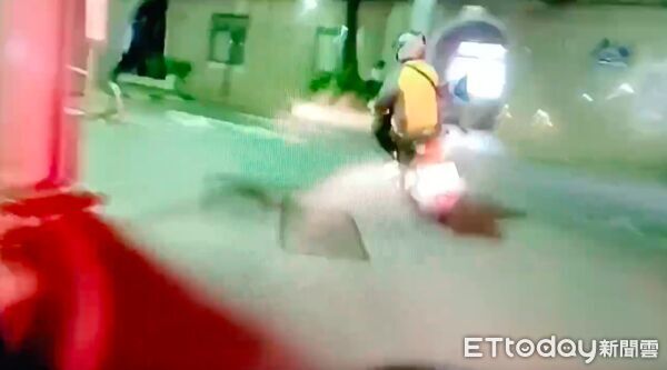 ▲▼吳男毒駕逃進淡水馬偕醫院，優勢警力將吳男壓制逮捕，警方在吳男隨身保溫瓶內發現毒品安非他命             。（圖／記者陳以昇翻攝）