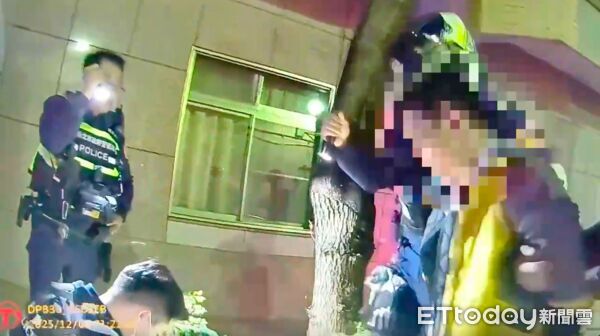 ▲▼吳男毒駕逃進淡水馬偕醫院，優勢警力將吳男壓制逮捕，警方在吳男隨身保溫瓶內發現毒品安非他命             。（圖／記者陳以昇翻攝）