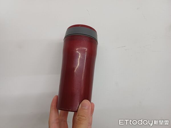 ▲▼吳男毒駕逃進淡水馬偕醫院，優勢警力將吳男壓制逮捕，警方在吳男隨身保溫瓶內發現毒品安非他命             。（圖／記者陳以昇翻攝）