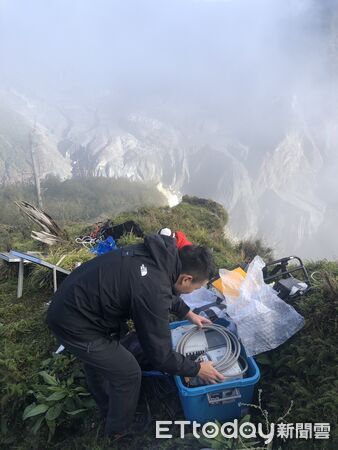▲▼在空勤總隊直升機支援下，由陽明交通大學專家團隊，飛抵堰塞湖南岸約一公里處坡面架設微地動儀。（圖／花蓮分署提供，下同）