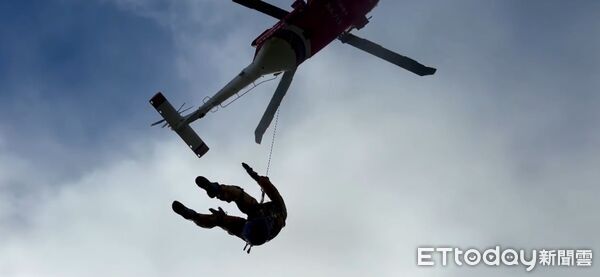 ▲▼在空勤總隊直升機支援下，由陽明交通大學專家團隊，飛抵堰塞湖南岸約一公里處坡面架設微地動儀。（圖／花蓮分署提供，下同）