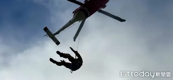 ▲▼在空勤總隊直升機支援下，由陽明交通大學專家團隊，飛抵堰塞湖南岸約一公里處坡面架設微地動儀。（圖／花蓮分署提供，下同）