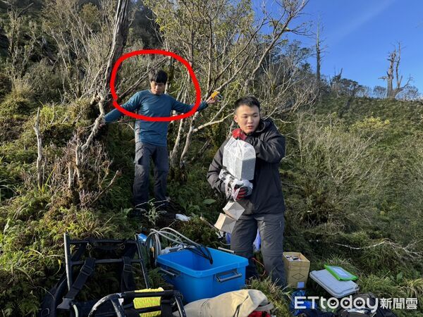 ▲▼在空勤總隊直升機支援下，由陽明交通大學專家團隊，飛抵堰塞湖南岸約一公里處坡面架設微地動儀。（圖／花蓮分署提供，下同）