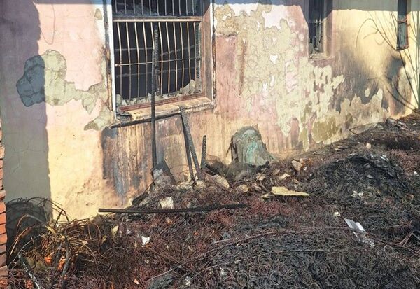 ▲彰化芬園鄉民宅後方雜草廢棄物突然竄大火延燒到民宅外牆及休旅車。（圖／民眾提供）