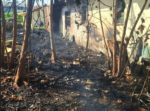 ▲彰化芬園鄉民宅後方雜草廢棄物突然竄大火延燒到民宅外牆及休旅車。（圖／民眾提供）