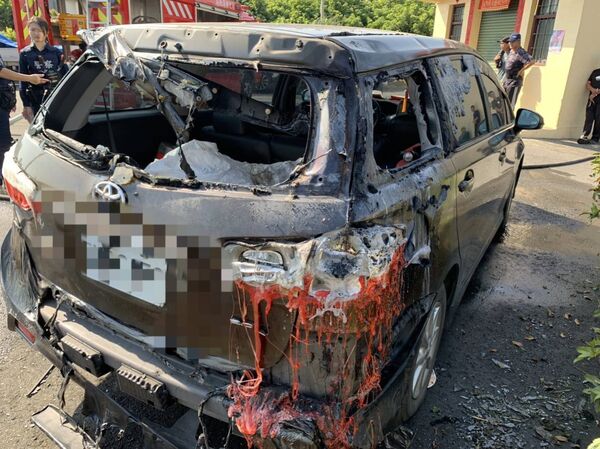 ▲彰化芬園鄉民宅後方雜草廢棄物突然竄大火延燒到民宅外牆及休旅車。（圖／民眾提供）