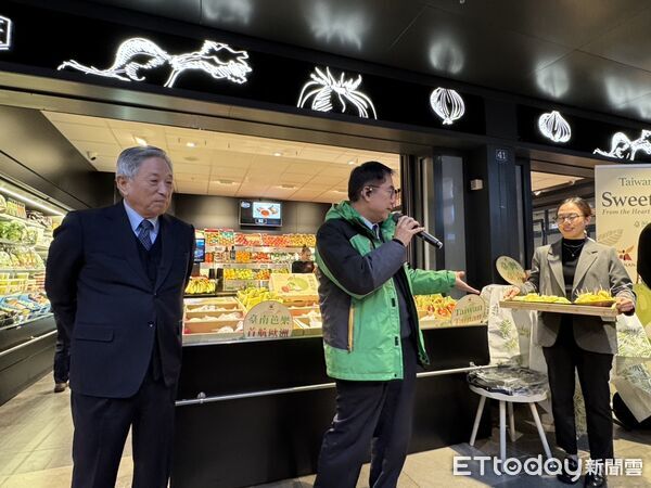 ▲台南芭樂與鳳梨在荷蘭展售會開賣即秒殺，旅歐台人與當地民眾踴躍搶購，黃偉哲市長展現外銷拓銷成果。（記者林東良翻攝，下同）