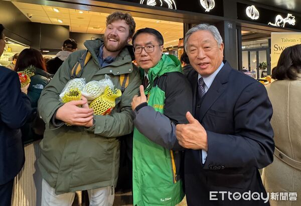 ▲台南芭樂與鳳梨在荷蘭展售會開賣即秒殺，旅歐台人與當地民眾踴躍搶購，黃偉哲市長展現外銷拓銷成果。（記者林東良翻攝，下同）
