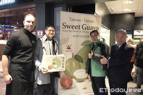 ▲台南芭樂與鳳梨在荷蘭展售會開賣即秒殺，旅歐台人與當地民眾踴躍搶購，黃偉哲市長展現外銷拓銷成果。（記者林東良翻攝，下同）