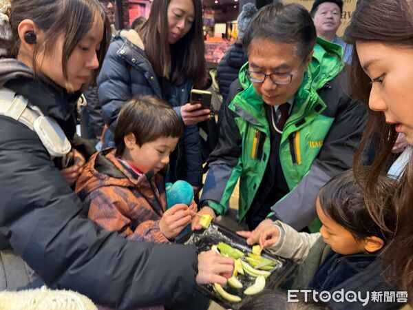 ▲台南芭樂與鳳梨在荷蘭展售會開賣即秒殺，旅歐台人與當地民眾踴躍搶購，黃偉哲市長展現外銷拓銷成果。（記者林東良翻攝，下同）