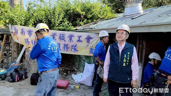 ▲台南市做工行善志工分五路出勤，包含父子檔與夫妻檔志工投入修繕作業，場面溫馨又動人。（記者林東良翻攝，下同）