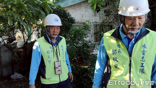 ▲台南市做工行善志工分五路出勤，包含父子檔與夫妻檔志工投入修繕作業，場面溫馨又動人。（記者林東良翻攝，下同）