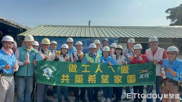 ▲台南市做工行善志工分五路出勤，包含父子檔與夫妻檔志工投入修繕作業，場面溫馨又動人。（記者林東良翻攝，下同）