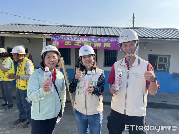 ▲台南市做工行善志工分五路出勤，包含父子檔與夫妻檔志工投入修繕作業，場面溫馨又動人。（記者林東良翻攝，下同）