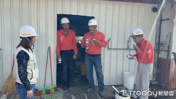 ▲台南市做工行善志工分五路出勤，包含父子檔與夫妻檔志工投入修繕作業，場面溫馨又動人。（記者林東良翻攝，下同）