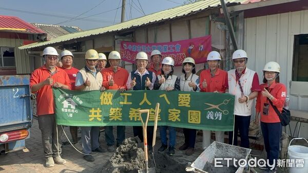 ▲台南市做工行善志工分五路出勤，包含父子檔與夫妻檔志工投入修繕作業，場面溫馨又動人。（記者林東良翻攝，下同）