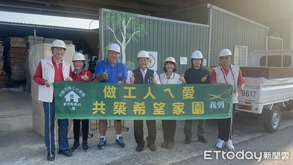 ▲台南市做工行善志工分五路出勤，包含父子檔與夫妻檔志工投入修繕作業，場面溫馨又動人。（記者林東良翻攝，下同）
