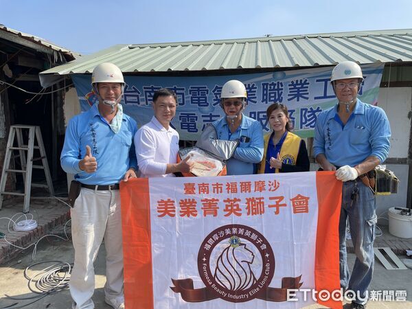 ▲台南市做工行善志工分五路出勤，包含父子檔與夫妻檔志工投入修繕作業，場面溫馨又動人。（記者林東良翻攝，下同）