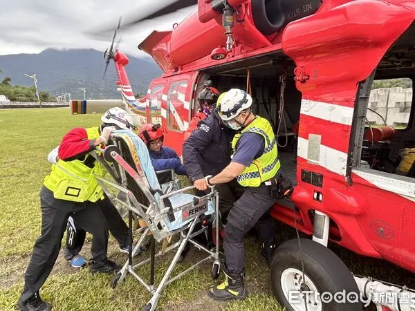 ▲▼山友爬畢祿山摔斷腳踝。（圖／地方中心翻攝）
