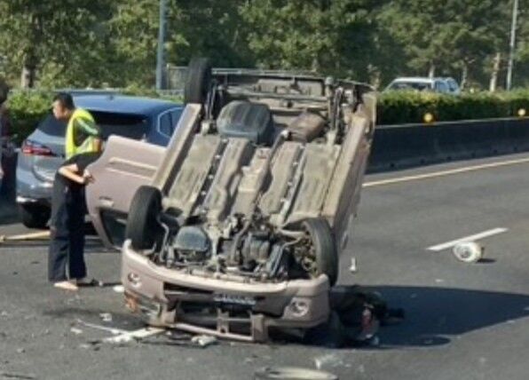 ▲國1北向溪州路段追撞翻覆。（圖／民眾提供）