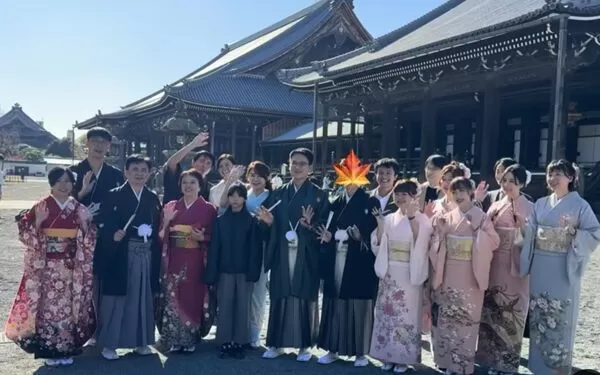 ▲▼政論節目名嘴徐嵌煌在日本舉行婚禮，貼出與親友的大合照。（圖／徐嵌煌臉書）