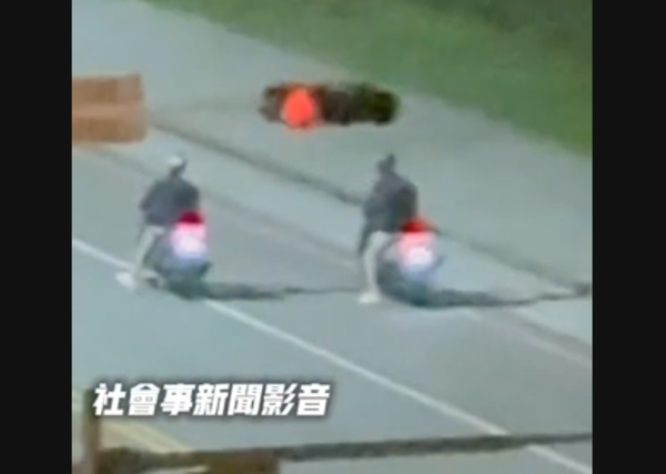 ▲屏東榮總旁道路機車競速。（圖／翻拍社會事新聞影音）