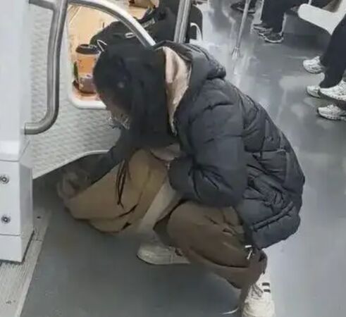 ▲▼車廂打翻奶茶！陸女「圍巾當抹布」自行擦乾。（圖／翻攝微博）