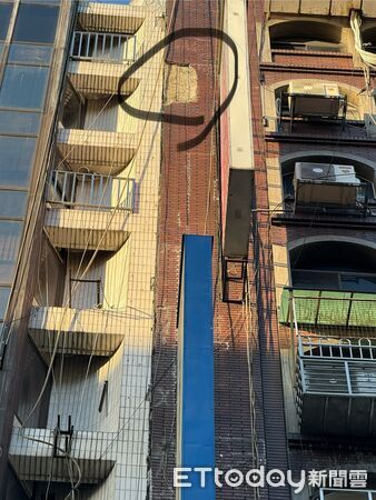 ▲▼台北忠孝東路四段驚傳大樓外牆磁磚掉落。（圖／記者張君豪翻攝）