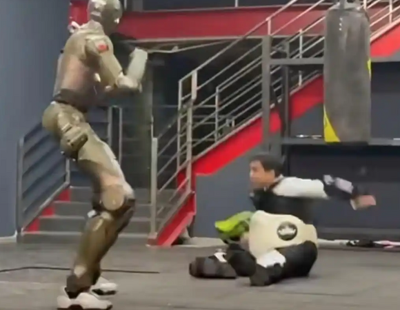 ▲▼最近众擎那台T800人形机器人可太火了,直接在镜头前给自家CEO来了个飞踹 。 (图/翻摄 众擎科技)