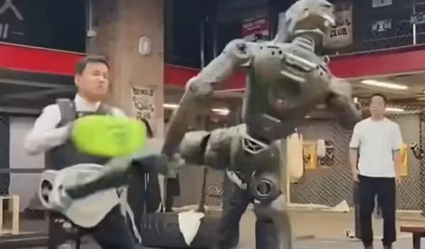 ▲▼最近眾擎那台T800人形機器人可太火了，直接在鏡頭前給自家CEO來了個飛踹   。（圖／翻攝 眾擎科技）