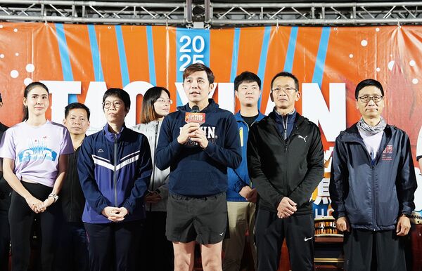 ▲2025桃園半程馬拉松－石門水庫楓半馬」活動，今天清晨在石門水庫南苑停車場開跑，市府體育局長許彥輝在賽前致詞。（圖／市府體育局提供）