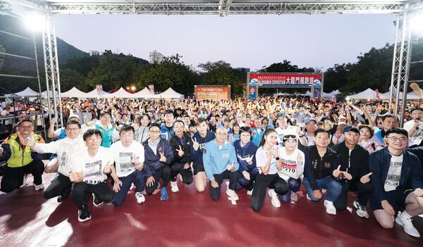 ▲2025桃園半程馬拉松－石門水庫楓半馬」活動，清晨6時開跑前選手大合影。（圖／市府體育局提供）