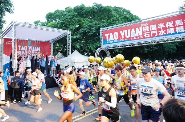 ▲2025桃園半程馬拉松－石門水庫楓半馬」活動，清晨6時開跑後，中外選手快步衝出。（圖／市府體育局提供）